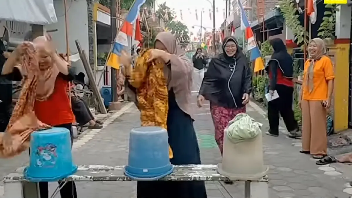 Lomba 17 Agustusan ini terlihat mudah, tetapi ternyata bikin peserta kesulitan. Ada lomba pulpen, sedotan, hingga memindahkan air.(SC Youtube)