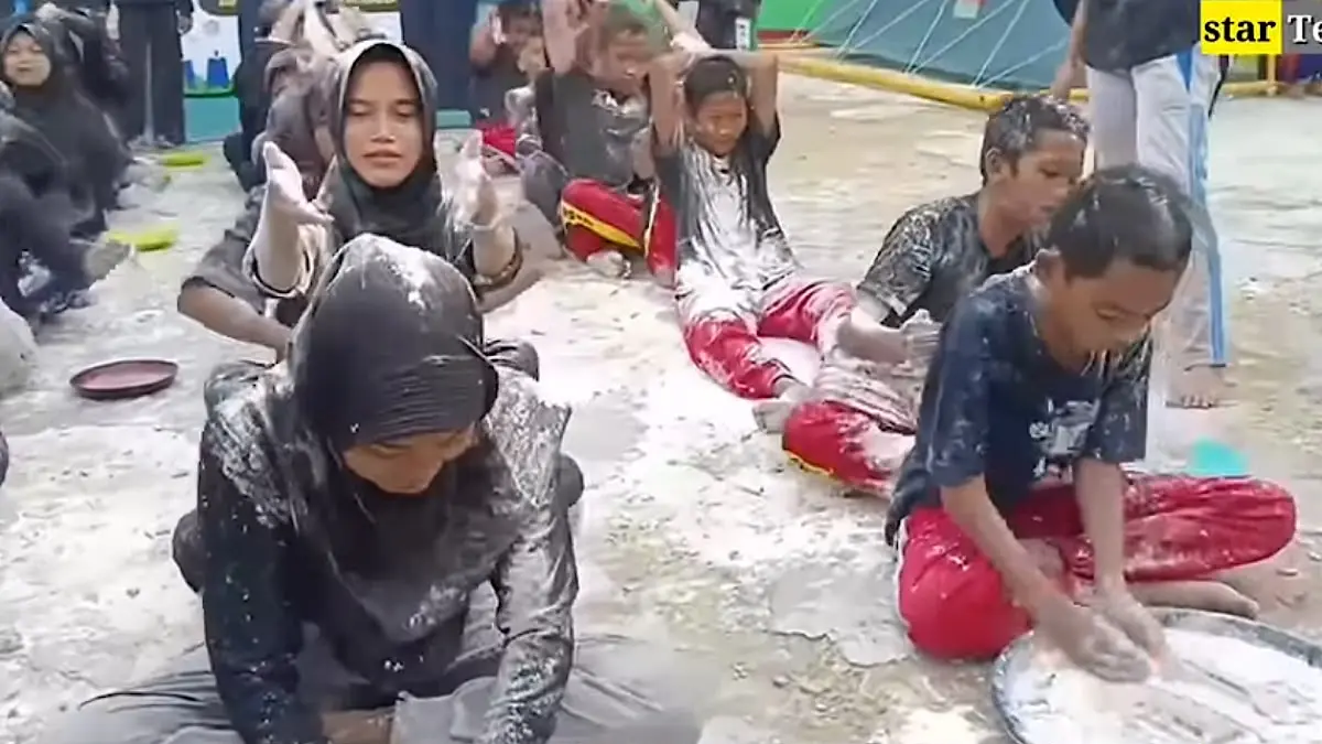 Lomba 17 Agustusan selalu seru dan kocak. Simak 10 ide permainan unik yang bisa bikin satu kampung tertawa dan meriah saat HUT RI.(SC Youtube)