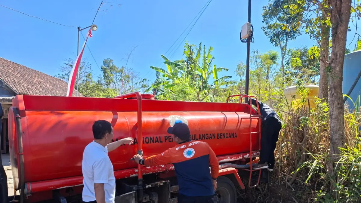 Mobil tangki BPBD Tulungagung mengirim bantuan air bersih di Desa Pakisrejo, Kecamatan 
Tanggunggunung, beberapa waktu lalu.