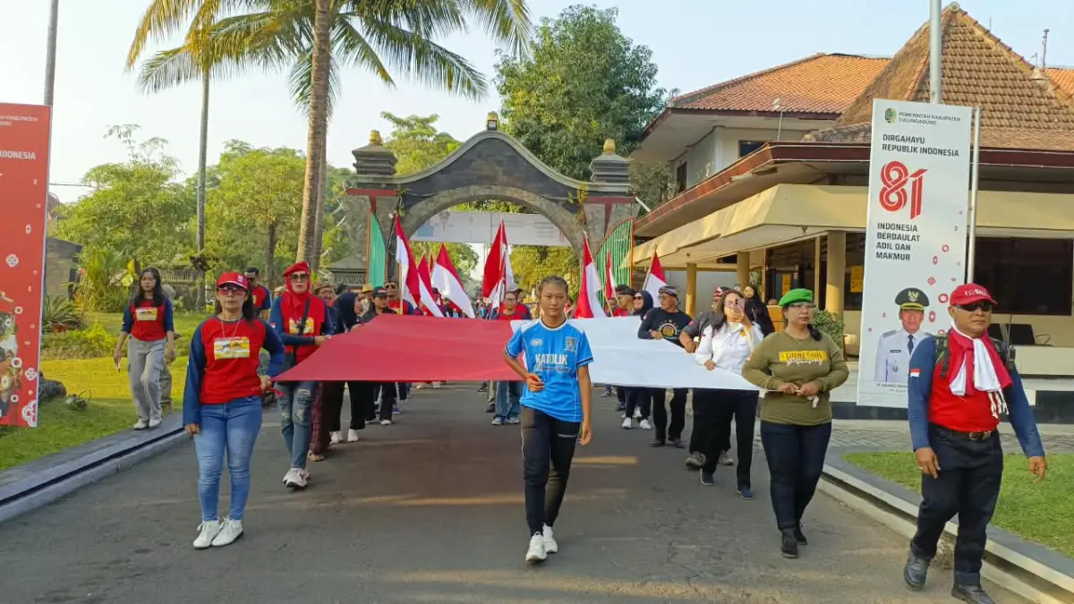 Peserta Kirab Bendera Puncak Secang menempuh 17 kilometer menuju Puncak Secang, Boyolali, membawa semangat kemerdekaan.(RAHIIQ AL BACHRI/RADAR TULUNGAGUNG)