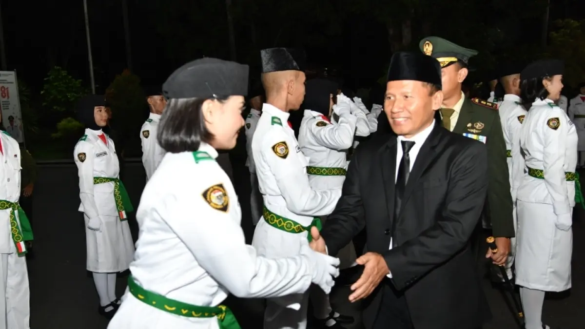Plt Bupati Tulungagung Ahmad Baharudin memberi selamat kepada para Paskibraka Kabupaten Tulungagung usai dikukuhkan. (PROKOPIM)