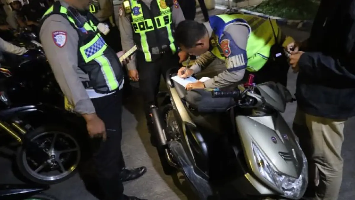 Tertibkan Malam Minggu: Petugas Polsek Tulungagung Kota mengamankan 19 sepeda motor dalam razia KRYD yang menyasar knalpot brong dan potensi balap liar.(POLRES TULUNGAGUNG)