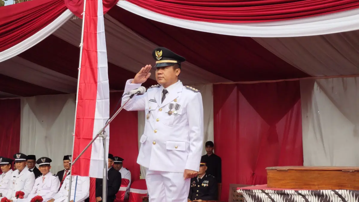 Camat Sumbergempol Heru Junianto saat prosesi upacara peringatan HUT Ke-81 Kemerdekaan RI di Lapangan Desa Mirigambar, Kecamatan Sumbergempol, Tulungagung, Senin (17/8/2026).(DHIYAH AYU/RATU)