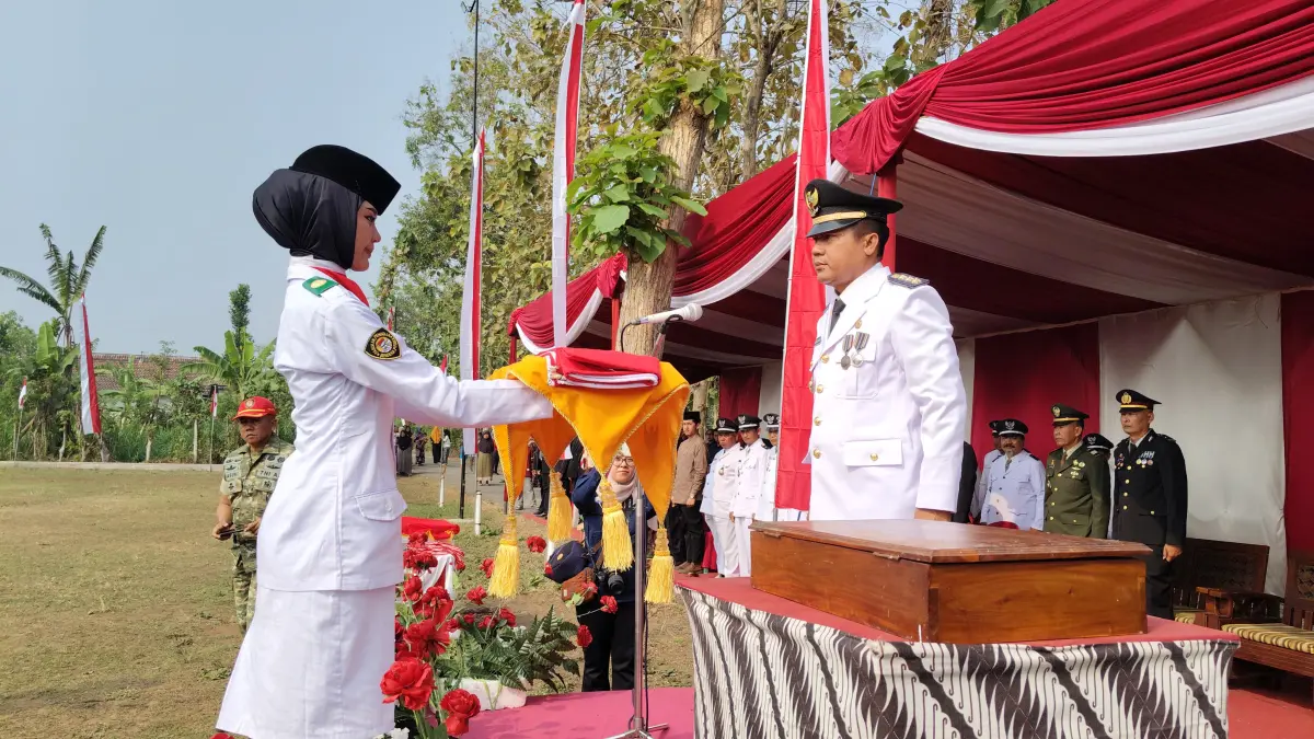 Camat Sumbergempol Heru Junianto usai menyerahkan sang merah putih kepada pembawa baki di upacara bendera, Senin (17/8/2026).
