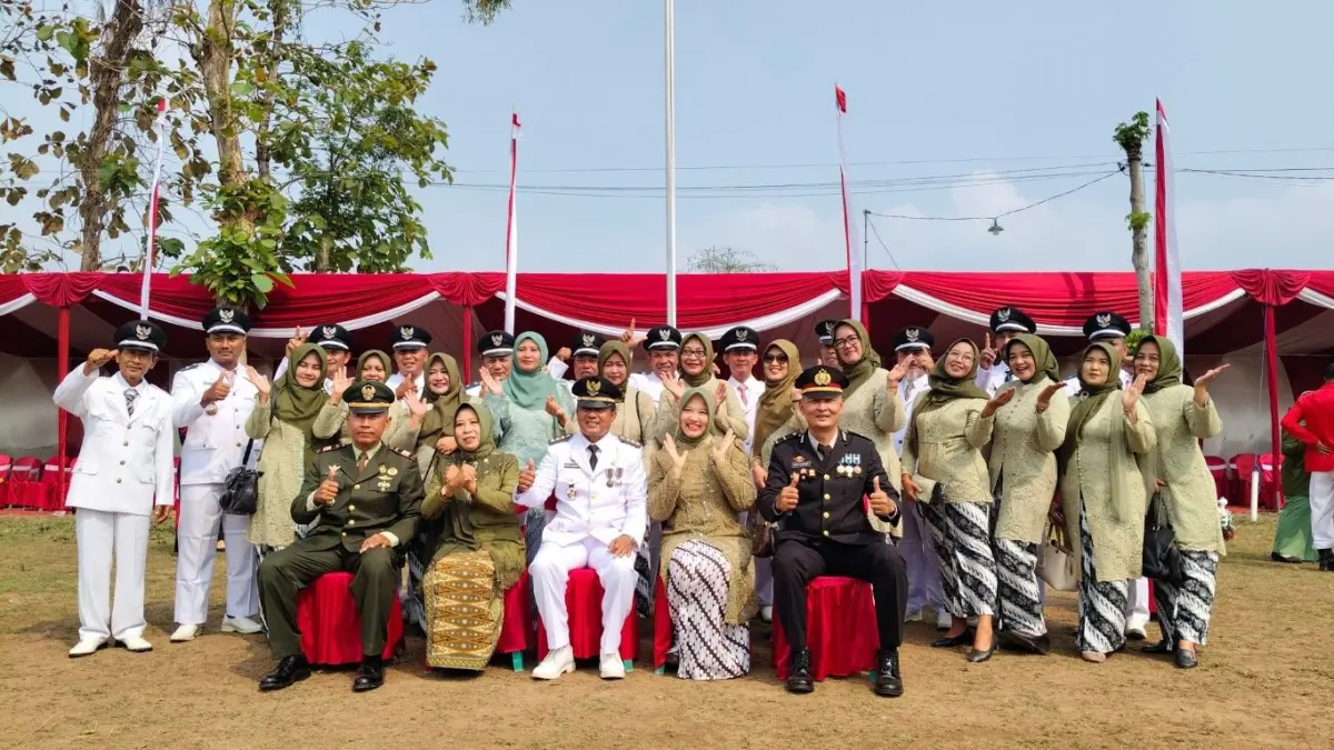 Foto bersama usai prosesi upacara peringatan HUT Ke-81 Kemerdekaan RI di Lapangan Desa Mirigambar, Kecamatan Sumbergempol, Tulungagung, Senin (17/8/2026).(DHIYAH AYU/RATU)