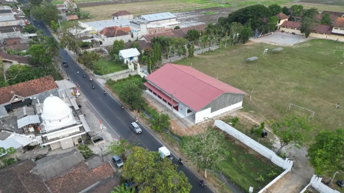 Foto udara yang menunjukkan gerai KDMP milik Desa Balerejo, Kecamatan Kauman, Tulungagung, yang belum memiliki 
akses memadai. Ribuan pengurus koperasi harus bisa membuktikan hasil pelatihan yang sudah dijalani.(ANGGI SEPTIAN/RATU)