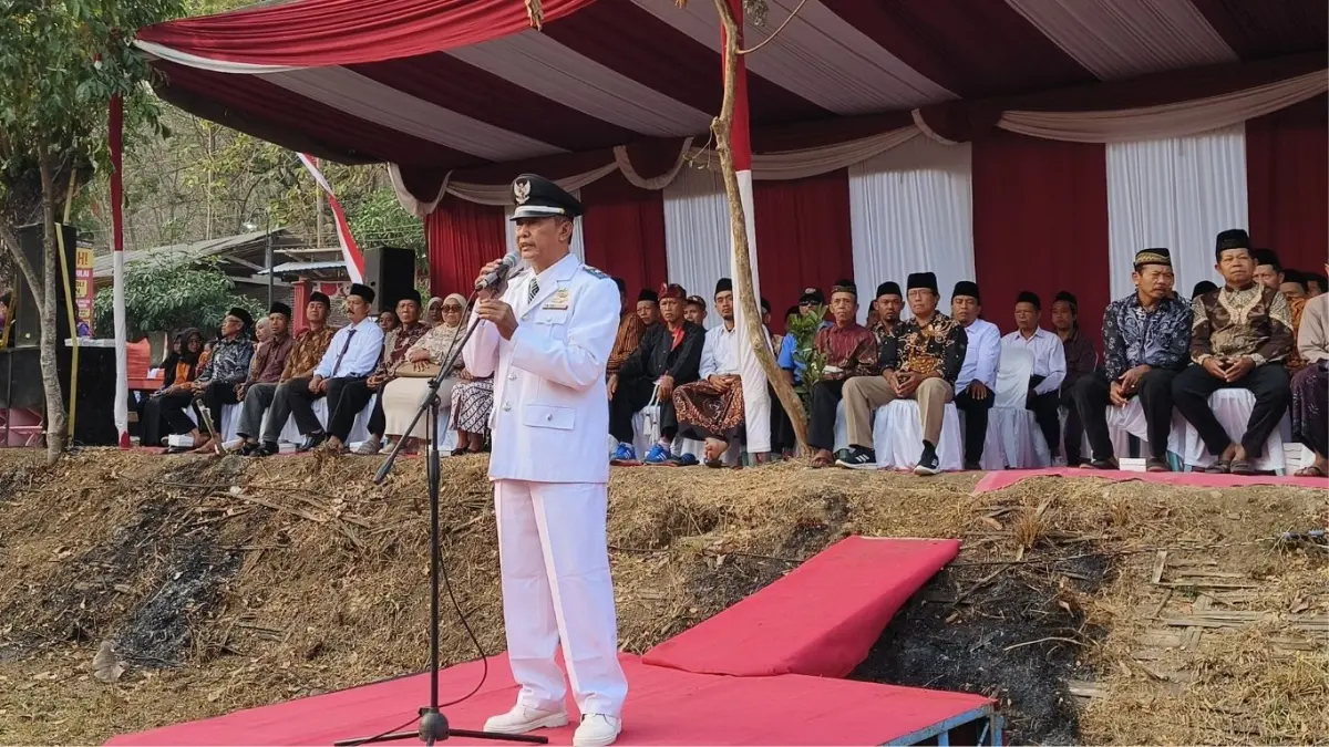 Kades Kedungcangkring, Suyadi, saat upacara peringatan HUT Ke-81 RI, Senin (17/8/2026).(RINTO WAHYU/RATU)