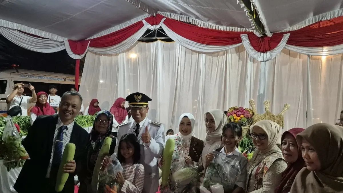 Plt Bupati Tulungagung Ahmad Baharudin bersama Kepala Dinas Pertanian Suyanto membagikan paket sayuran kepada warga Tulungagung. (Dinas Pertanian Kabupaten Tulungagung)