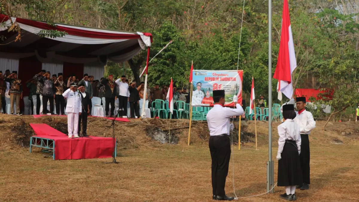 Prosesi pegibaran sang merah putih di upacara bendera yang dipimpin Kades Kedungcangkring, Suyadi, Senin (17/8/2026).(RINTO WAHYU/RATU)