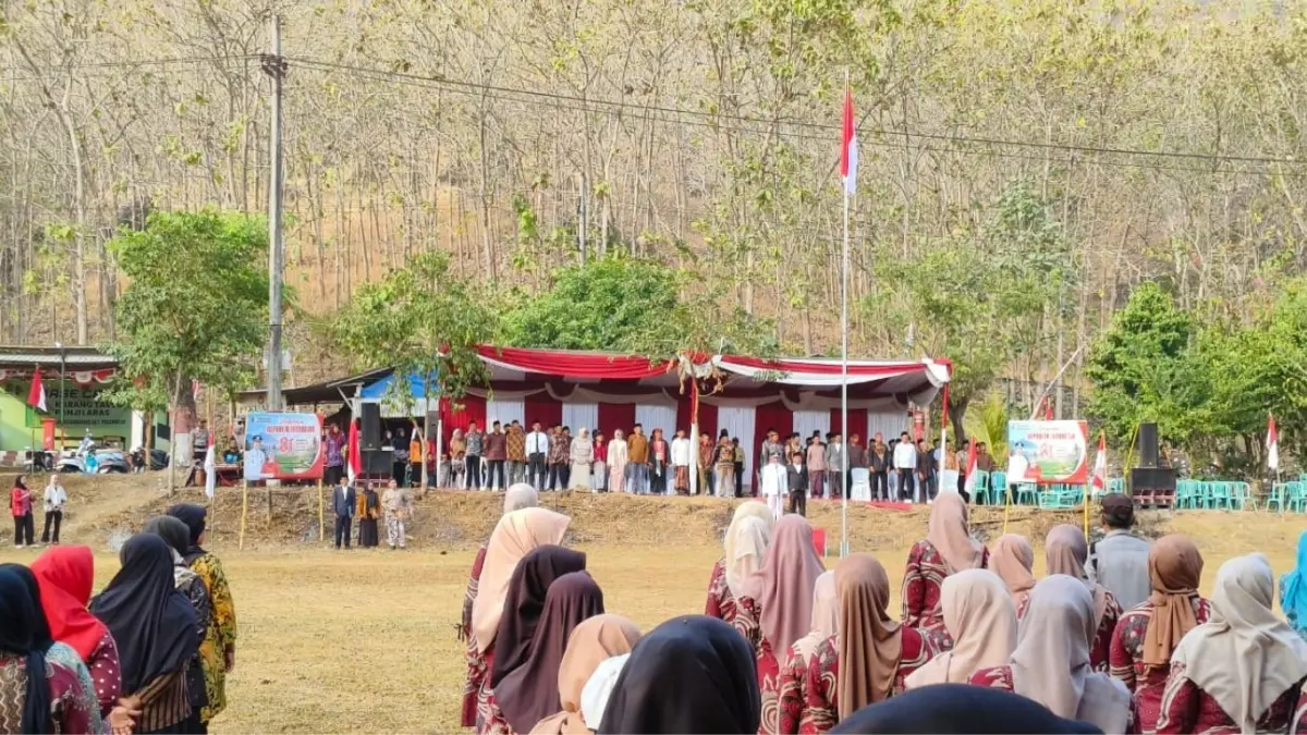 Prosesi pegibaran sang merah putih di upacara bendera yang dipimpin Kades Kedungcangkring, Suyadi, Senin (17/8/2026).(RINTO WAHYU/RATU)