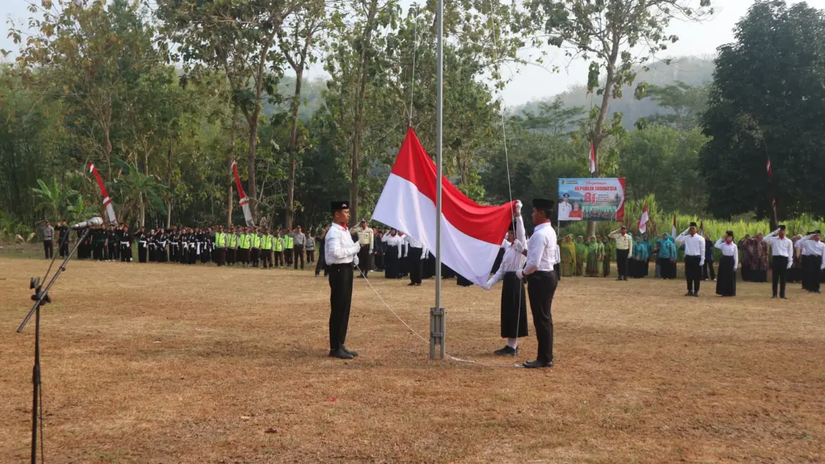 Prosesi pegibaran sang merah putih di upacara bendera yang dipimpin Kades Kedungcangkring, Suyadi, Senin (17/8/2026).(RINTO WAHYU/RATU)