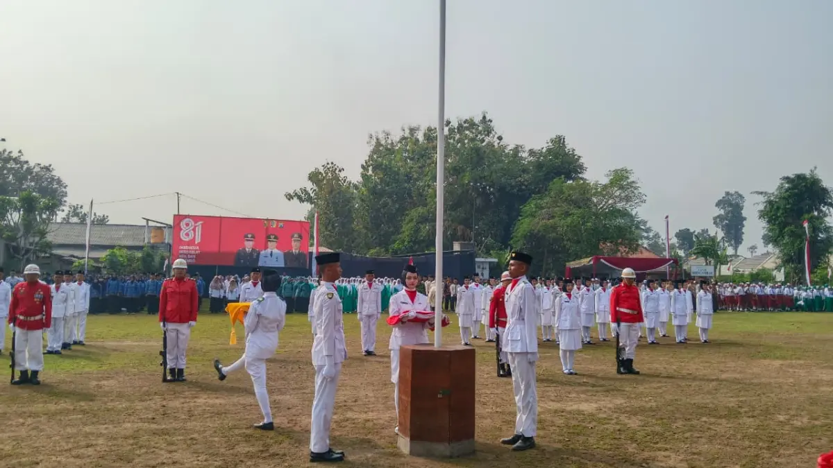 Prosesi upacara peringatan HUT Ke-81 Kemerdekaan RI di Lapangan Desa Mirigambar, Kecamatan Sumbergempol, Tulungagung, Senin (17/8/2026).(DHIYAH AYU/RATU)