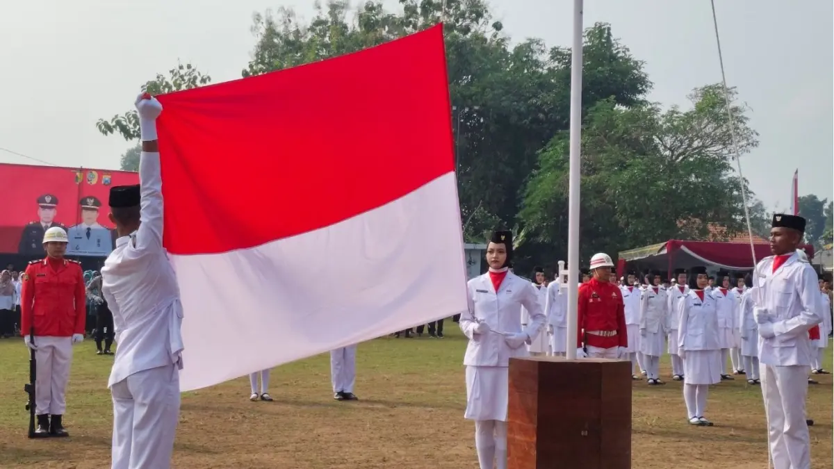 Prosesi upacara peringatan HUT Ke-81 Kemerdekaan RI di Lapangan Desa Mirigambar, Kecamatan Sumbergempol, Tulungagung, Senin (17/8/2026).(DHIYAH AYU/RATU)