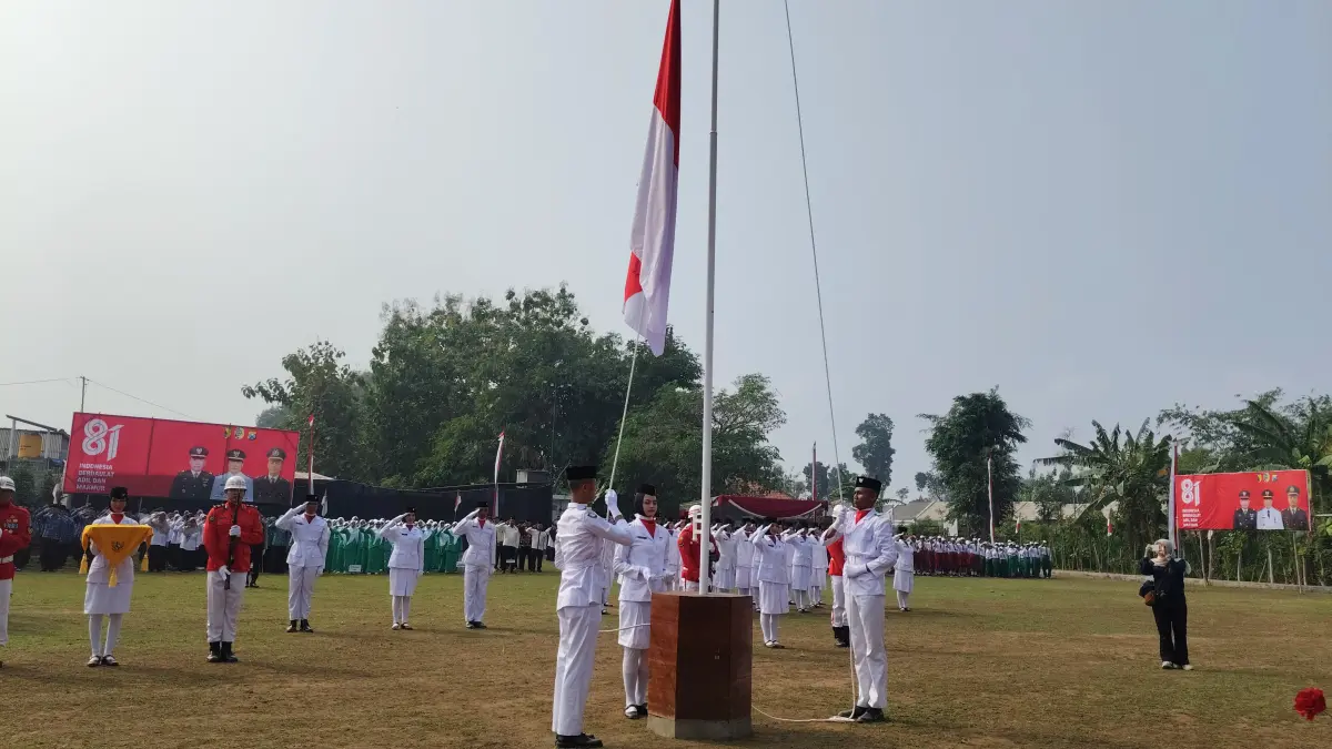 Prosesi upacara peringatan HUT Ke-81 Kemerdekaan RI di Lapangan Desa Mirigambar, Kecamatan Sumbergempol, Tulungagung, Senin (17/8/2026).(DHIYAH AYU/RATU)