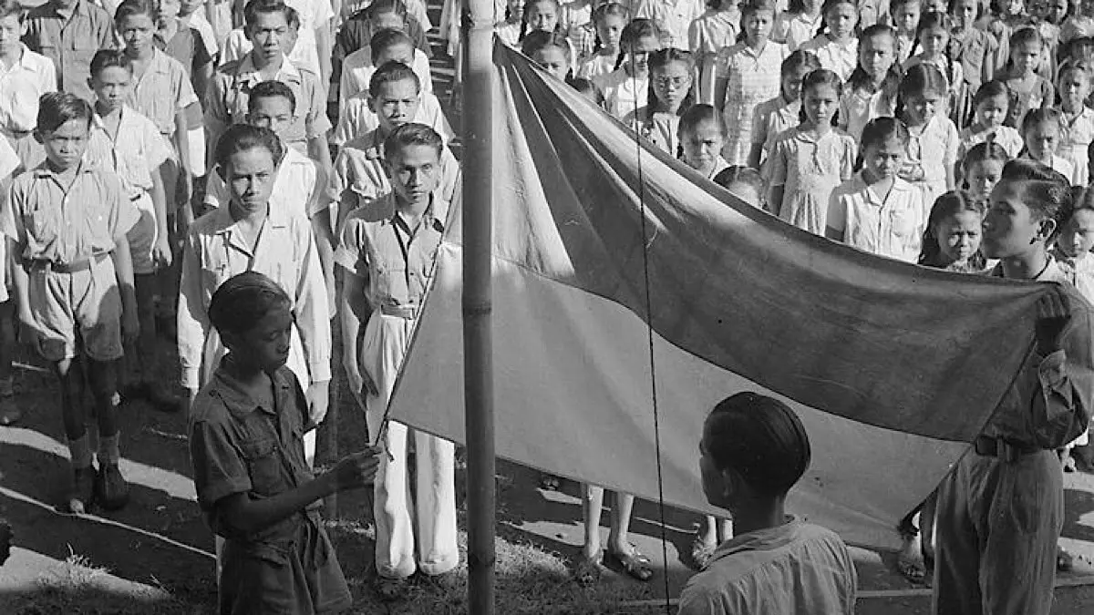 Turis Inggris Keiran antusias mengikuti upacara HUT ke-81 RI di Bali. Pakai baju merah putih, ia terpukau dengan parade Paskibraka.(pinterest)