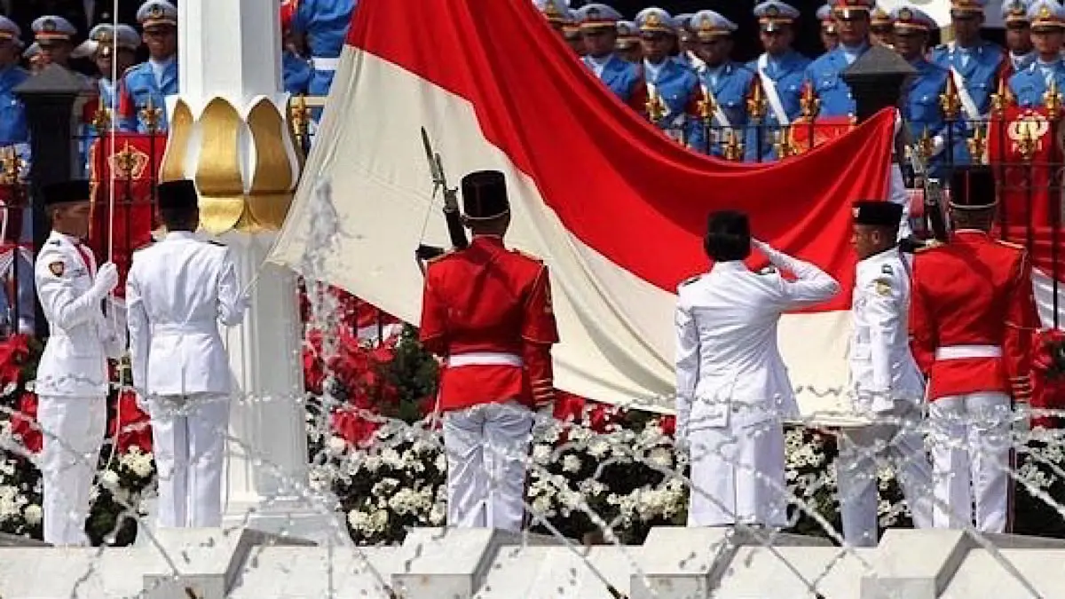 Turis Inggris Keiran ikut upacara HUT ke-81 RI di Bali dengan baju merah putih. Ia terpukau melihat parade Paskibraka yang kompak.(pinterest)