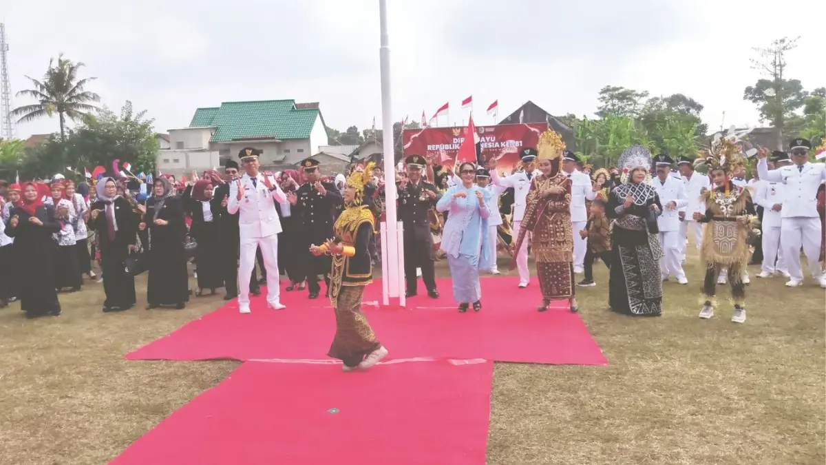 Camat Kalidawir Rusdiyanto bersama para undangan berbaur dalam pertunjukan seni budaya setelah upacara bendera, Senin (17/8/2026).(RAHIIQ AL BACHRI/RATU)