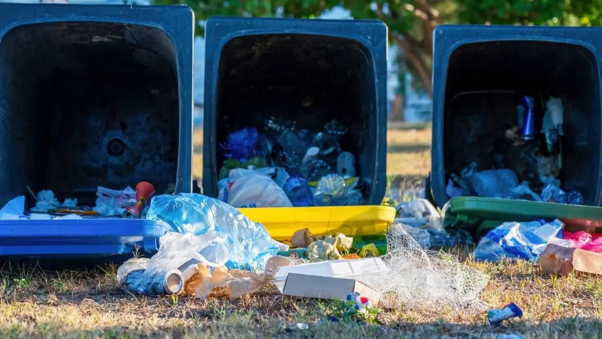 Tumpukan sampah rumah tangga hingga limbah domestik berserakan di sejumlah titik di Desa Demuk, Kecamatan Pucanglaban, Tulungagung.(freepik)