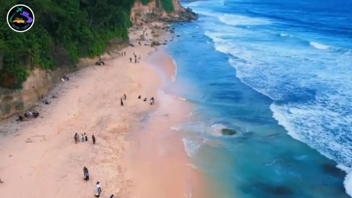 Pesona Pantai Tulungagung tak ada habisnya. Dari Pantai Gemah yang ramai hingga Pantai Molang dan Patuk Gebang yang masih alami, semuanya menawarkan panorama pesisir selatan dengan karakter berbeda. Cocok jadi pilihan liburan dengan tiket mulai Rp5 ribu.