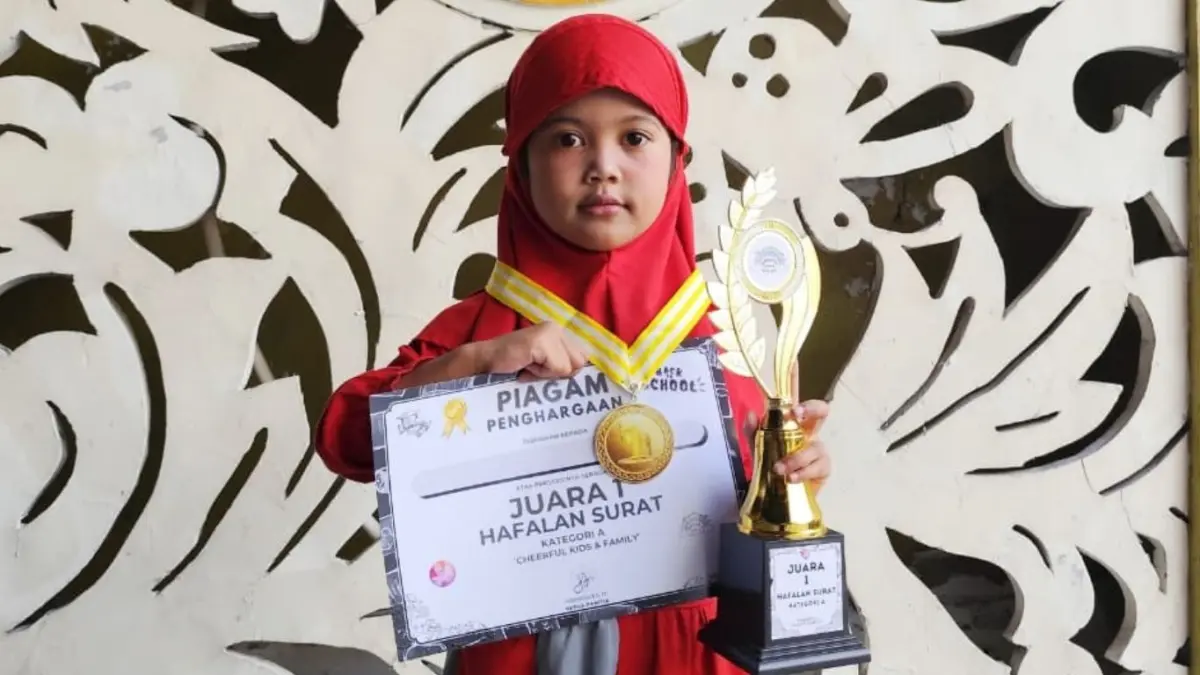 Hana saat mengikuti perlombaan hafalan Alquran. Di usia 5 tahun, dia berhasil meraih juara pertama setelah mulai menghafal sejak usia 3,5 tahun.