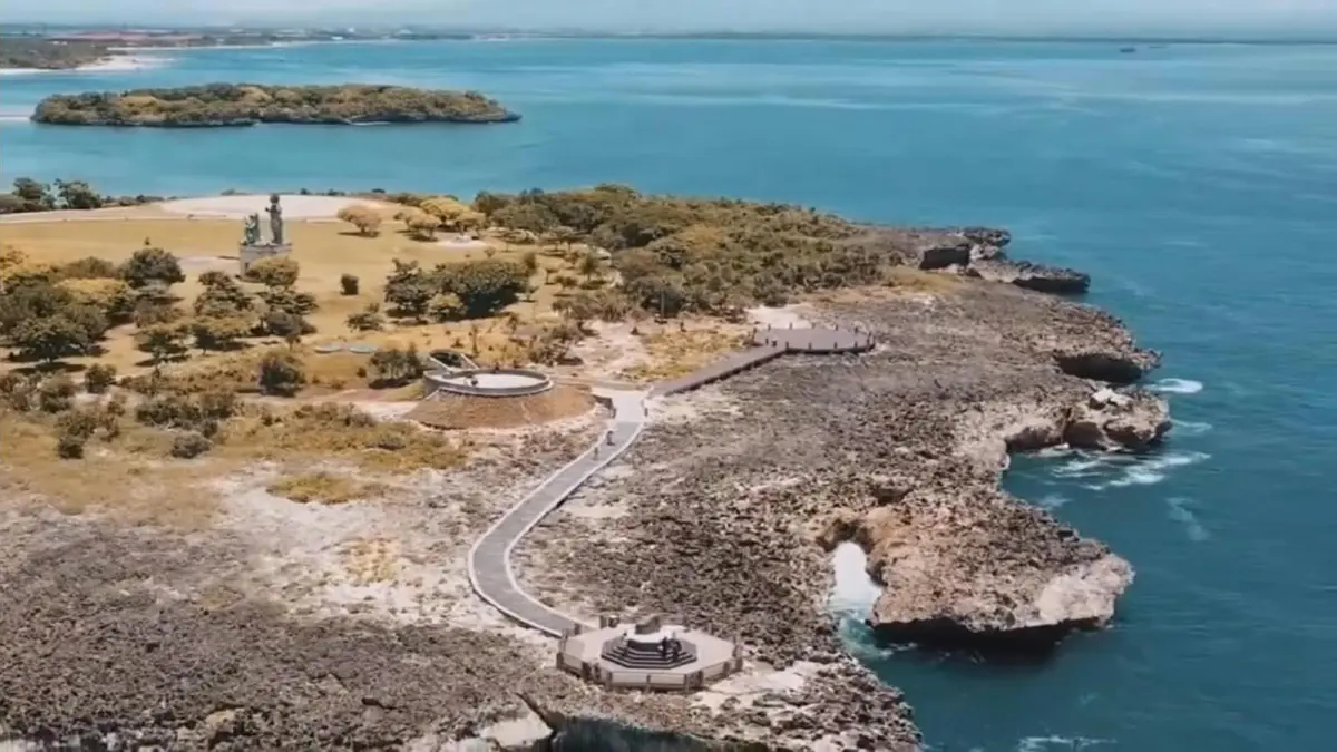 Pantai Midodaren menjadi salah satu pilihan wisata pantai Tulungagung dengan area luas, ombak relatif rendah, serta fasilitas kolam renang untuk anak dan dewasa.