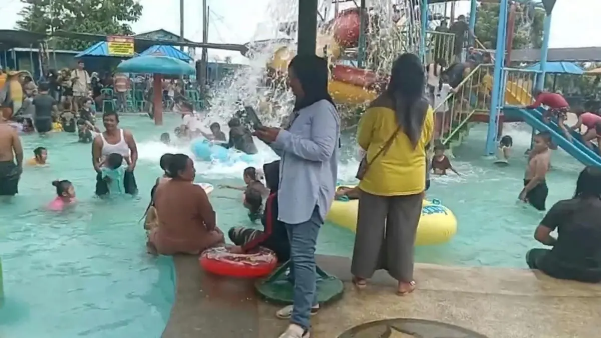 Splash Waterpark Tulungagung menawarkan beragam wahana air, mulai kolam anak dan dewasa, seluncuran, ember tumpah hingga kolam arus untuk liburan keluarga.