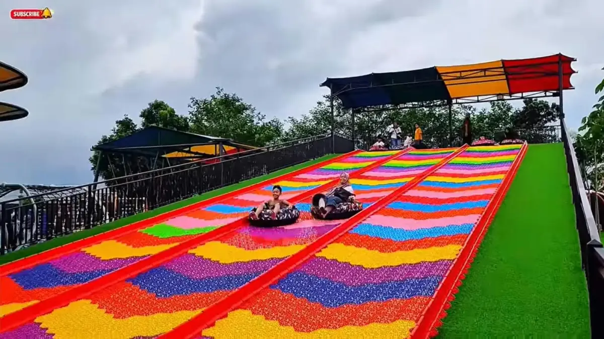 The Nice Playland Tulungagung menghadirkan wisata keluarga dengan beragam wahana, Rainbow Slide, area bermain air, mini zoo, dan spot foto menarik.