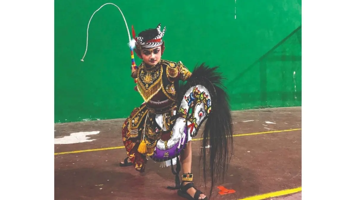 Damar Wisnu Dewangga menampilkan tarian jaranan sentherewe saat gladi resik sebelum berangkat ke Istana Negara beberapa waktu lalu.
