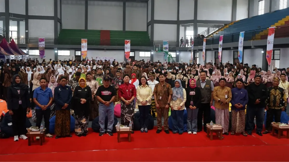 Foto bersama kegiatan peringatan Hari Indonesia Menabung (HIM) 2026 dengan tema “Merajut Masa Depan melalui Literasi dan Inklusi Keuangan” di GOR Gajah Putih, Trenggalek, Kamis (20/8/2026).