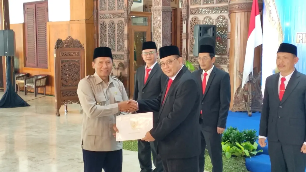 Plt Bupati Tulungagung Ahmad Baharudin melantik pimpinan Baznaz Tulungagung. (SANDY YUWANA)