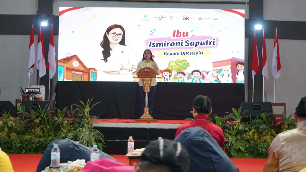Sambutan Kepala OJK Kediri Ismirani Saputri dalam kegiatan peringatan Hari Indonesia Menabung (HIM) 2026 di GOR Gajah Putih, Trenggalek, Kamis (20/8/2026).
