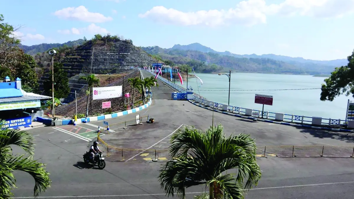 Volume air Waduk Wonorejo tersisa sekitar 49,7 juta meter kubik di tengah kondisi kemarau.(RAHIIQ/RATU)