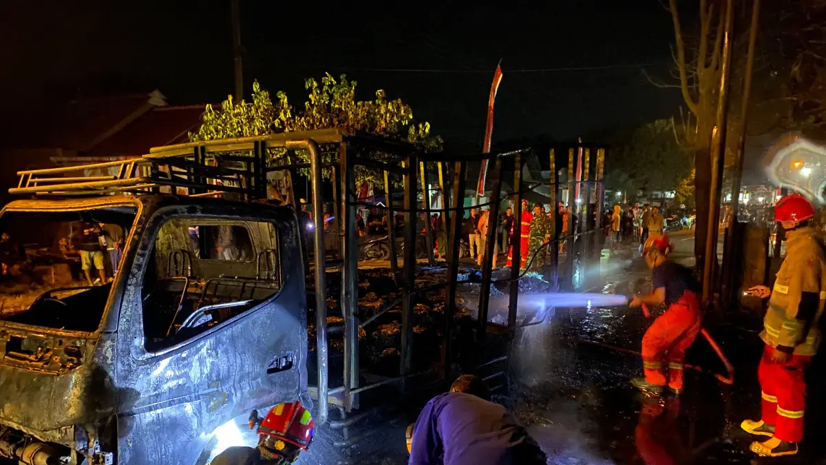 Getah Pinus Terbakar di Tengah Perjalanan, Truk di Jalan Raya Jeli Karangrejo Dilalap Api hingga Rugi Rp225 Juta.(DAMKAR TULUNGAGUNG)