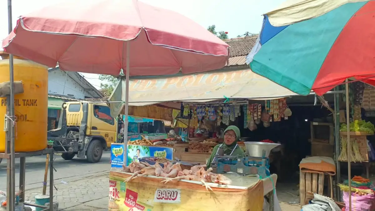 Pedagang daging ayam di Pasar Ngemplak Tulungagung mengeluhkan harga yang masih tinggi dan berdampak pada penurunan jumlah pembeli.(RAHIIQ/RATU)