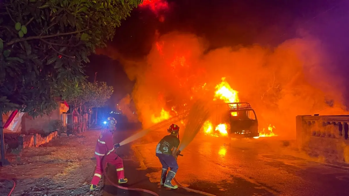 Petugas damkar saat berusaha memadamkan si jago merah. (DAMKAR TULUNGAGUNG)