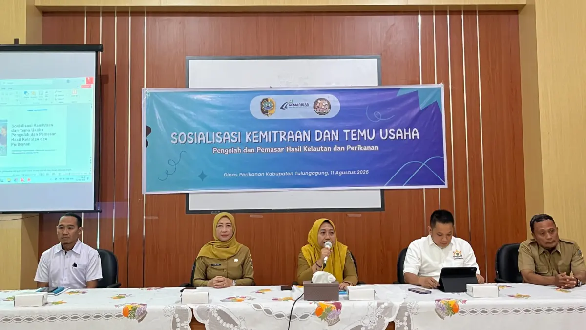 Sekretaris Dinas Perikanan Tulungagung Evi Purvitasari membuka sosialisasi kemitraan dan temu usaha pada Jumat (21/8/2026). (DISKAN UNTUK RADAR TULUNGAGUNG)