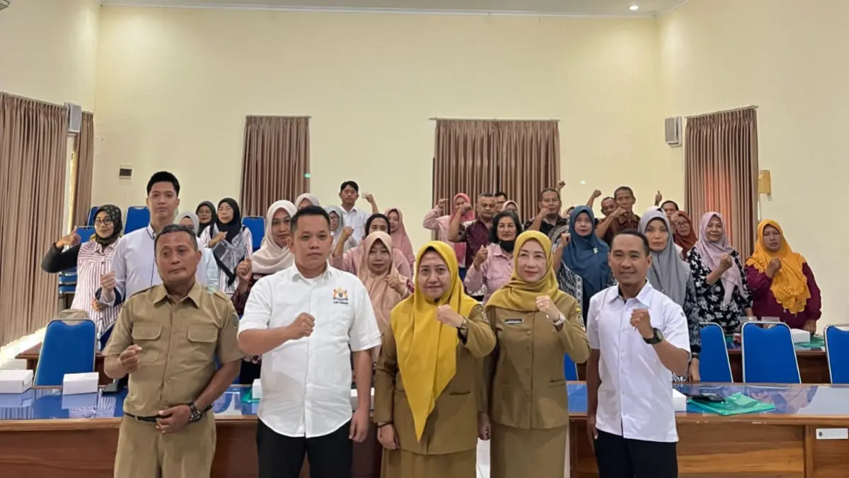 Seluruh narasumber dan peserta sosialisasi berfoto bersama. (DISKAN UNTUK RADAR TULUNGAGUNG)