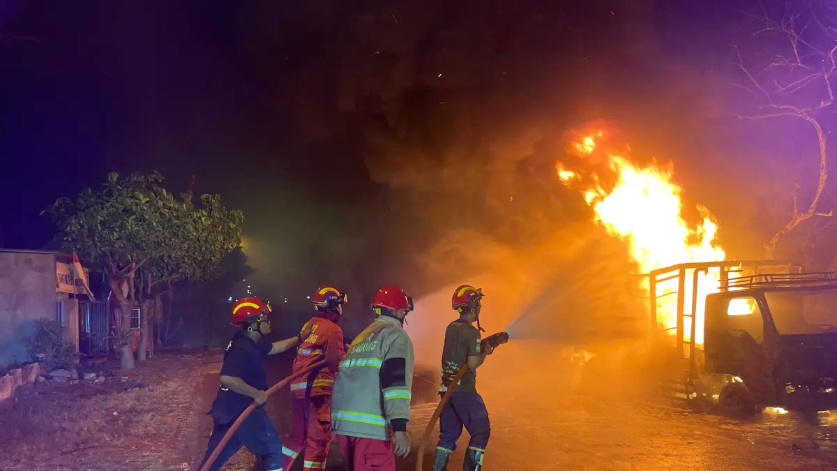 Sopir Sigap Menepi, Truk Angkut Getah Pinus Terbakar di Jalan Raya Jeli.(DAMKAR TULUNGAGUNG)