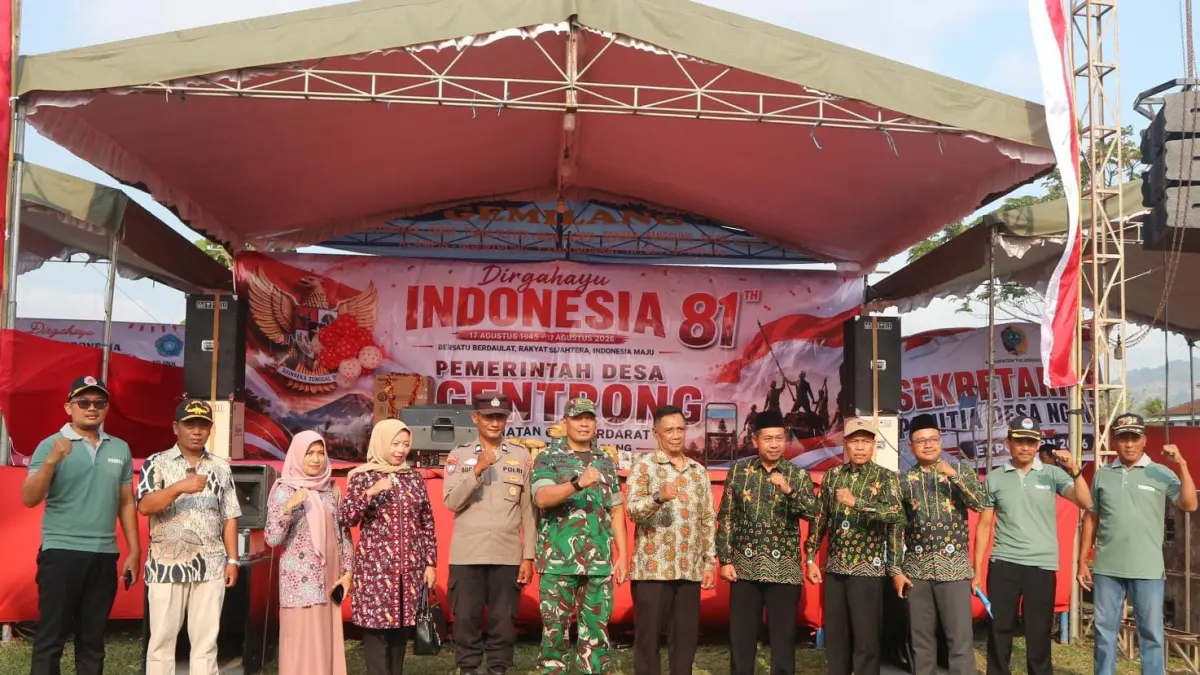 Kepala Desa Ngentrong, stakeholder desa, panitia, Camat, dan Forkopimcam Campurdarat saat pembukaan stan Expo Desa Ngentrong 
di lapangan desa, Kamis (20/8). Expo menjadi ajang mengangkat potensi UMKM warga.