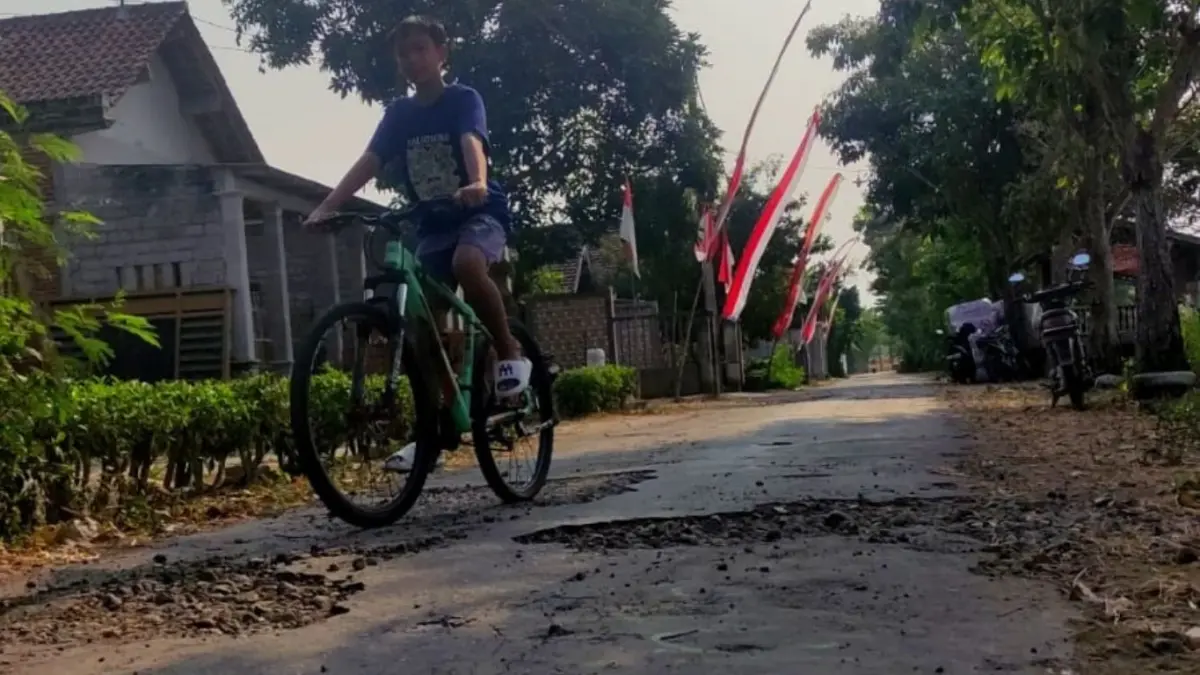 Kondisi jalan di Dusun 
Dami, Desa Rejosari, RT 05/RW 
02, Tulungagung, dikeluhkan warga. Aspal 
mengelupas dan kerusakan 
semakin parah dalam beberapa 
bulan terakhir.(SANDY/RATU)