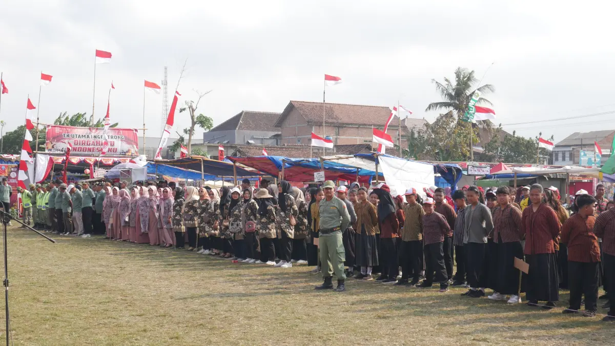 Peserta upacara dari berbagai elemen masyarakat Desa Ngentrong