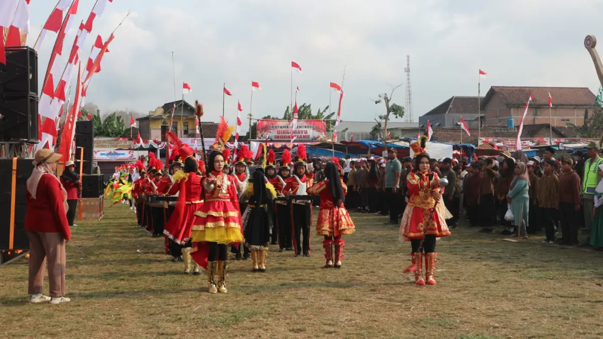 Sajian drumband dari lembaga pendidikan Desa Ngentrong.
