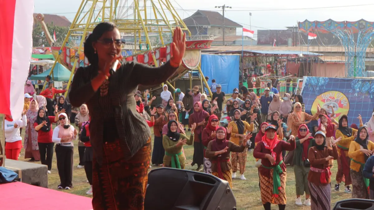 Senam masal dengan tema budaya busana Jawa.