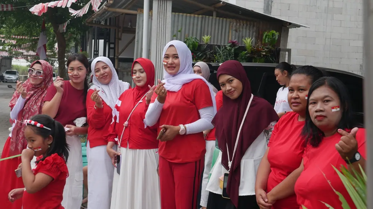Di balik kesuksesan acara, ada tim emak-emak yang selalu bergaya setiap saat.