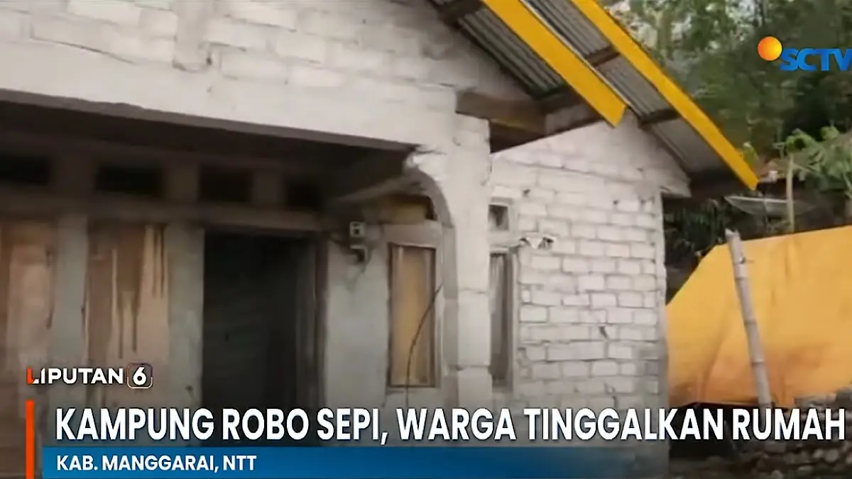 Gempa Manggarai M5,6 mengguncang dini hari dan membuat pengungsi panik. Ayu bersama suami dan bayi 1 bulan bergegas keluar tenda.(SC Youtube)