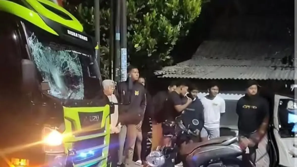 Honda Scoopy bertabrakan dengan Isuzu Elf di jalan umum Desa Pakisrejo, Rejotangan, Sabtu (22/8/2026) malam. (SATLANTAS TULUNGAGUNG) 