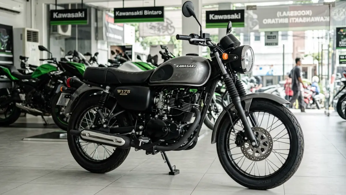 Kawasaki W175 ABS 2026 hadir dengan mesin injeksi dan dirakit di Indonesia. Harga Rp38,5 juta, dengan dua pilihan warna. (Youtube. com)