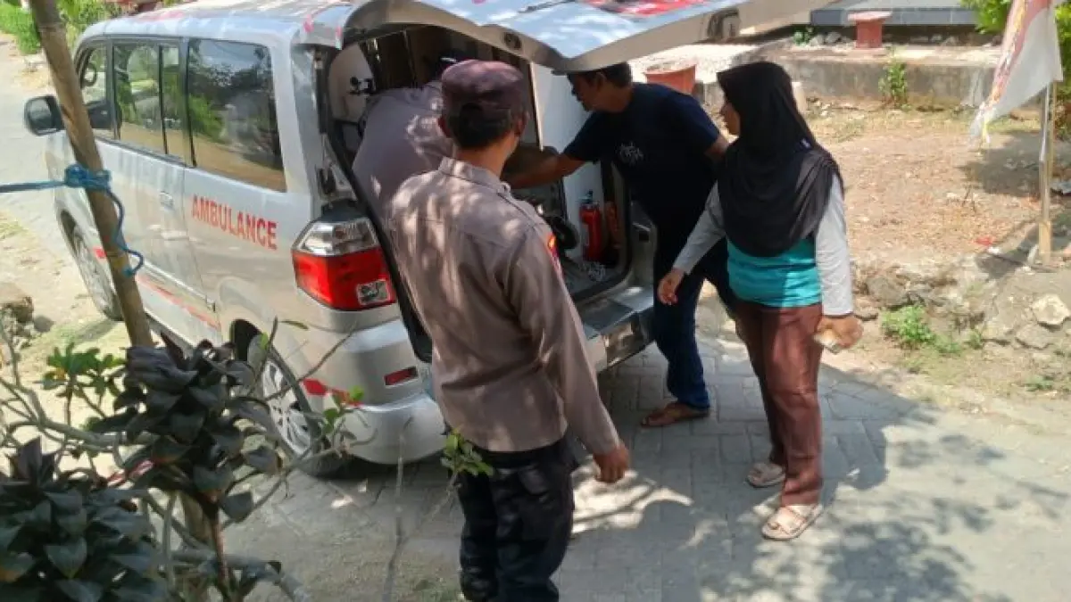 Polisi bersama tim medis mengevakuasi warga Desa Gedangan, Campurdarat, yang diduga mengalami gangguan kejiwaan setelah mengamuk. (POLRES TULUNGAGUNG) 