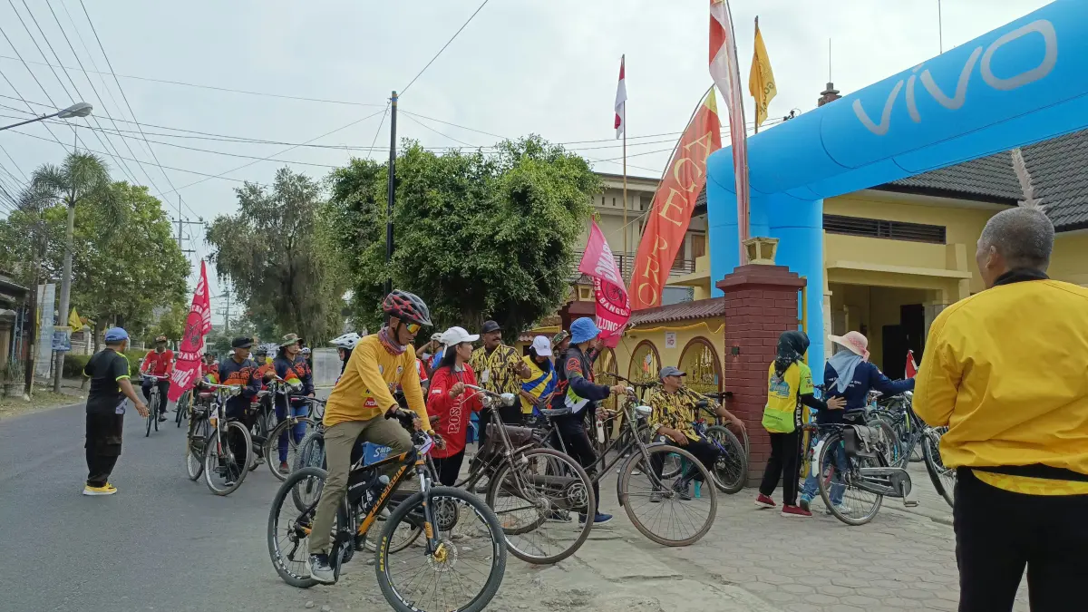 Ratusan warga mengikuti gowes bersama sejauh sekitar 10 kilometer dari kawasan Kedungwaru, melintasi wilayah Ngantru, hingga berakhir di Kantor DPD Partai Golkar Tulungagung, Minggu (23/8).&nbsp;(RAHIIQ AL BACHRI/RADAR TULUNGAGUNG) 