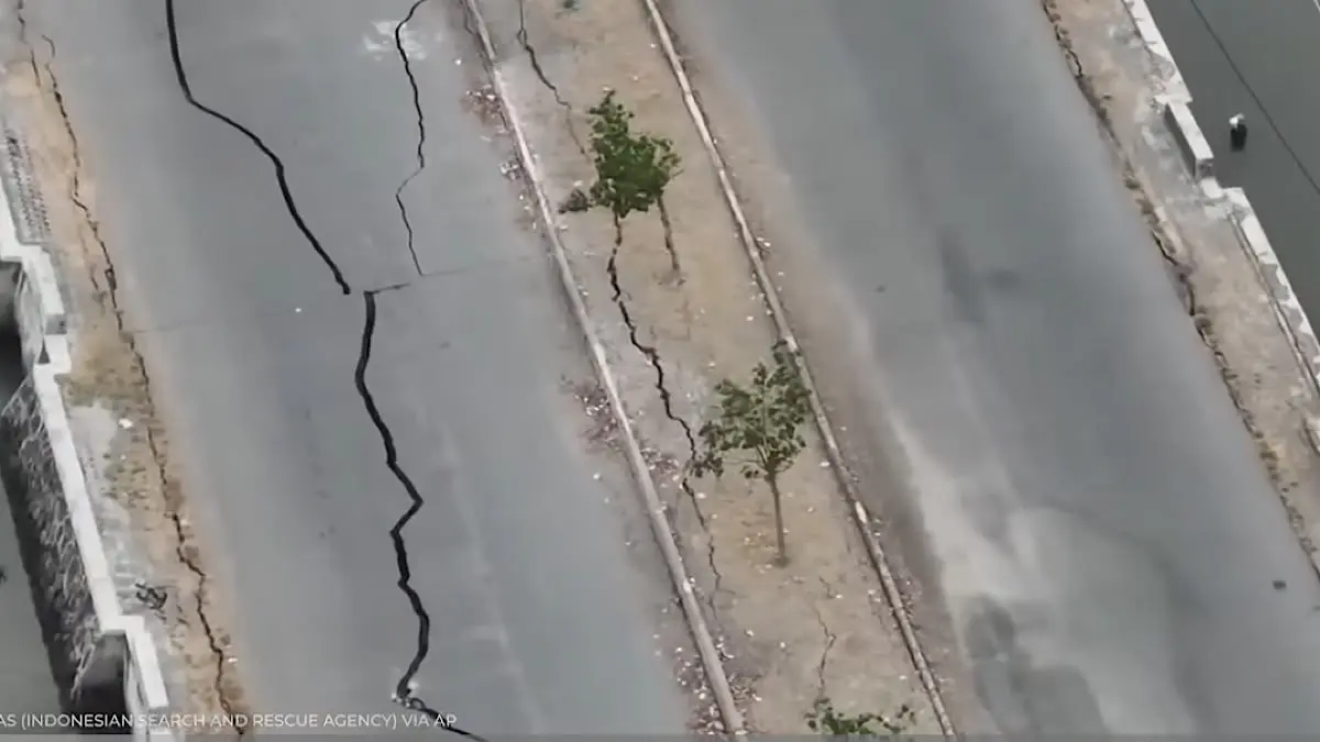 Tsunami menerjang permukiman dan membuat warga panik. Rumah disebut rata, barang hilang, sementara warga menyoroti arahan evakuasi.(Pinterest)